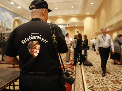 Veteranos por Sarah Palin dice la camiseta de un miembro del movimiento 'Tea Party'.| Efe