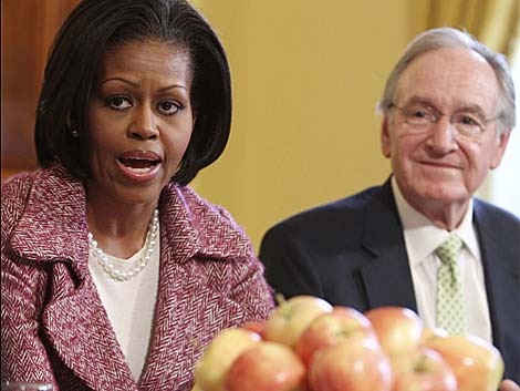 Michelle Obama y el senador Tom Harkin en la presentacin de la campaa. | Reuters
