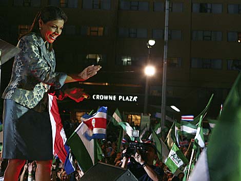 La nueva presidenta de Costa Rica, Laura Chinchilla, saluda a sus seguidores. Reuters