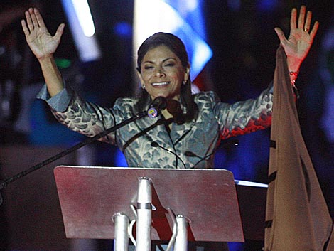 La nueva presidenta de Costa Rica, Laura Chinchilla, celebra la victoria. Reuters