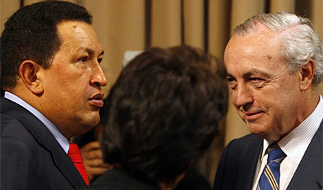 El presidente Hugo Chvez habla con Nemesio Fernndez, vicepresidente de Repsol. | Efe