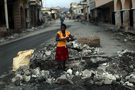 Una mujer, entre los escombros de un edificio. | Ap
