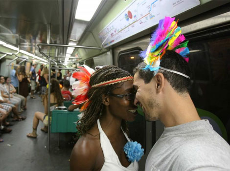 Una pareja en el metro de Ro de Janeiro. | Efe