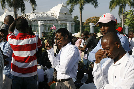 Haitianos rezando durante la misa. | J. L. C.