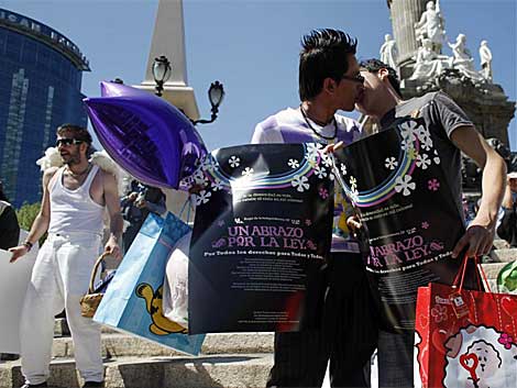 Una pareja gay celebra la aprobacin de la ley de matrimonios homosexuales | ELMUNDO.es