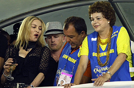 Dilma Rousseff, a la dcha., junto a Madonna y el gobernador de Ro en el Sambdromo. | Efe