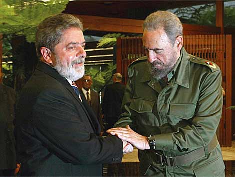 Fidel Castro estrecha la mano de Lula da Silva durante su visita en el 2003 | ELMUNDO.es