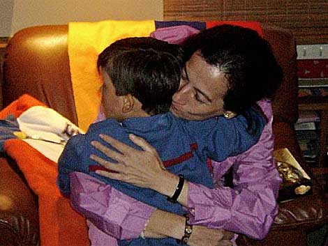 Clara Rojas cuando se reencontró con su hijo Emanuel. | AFP