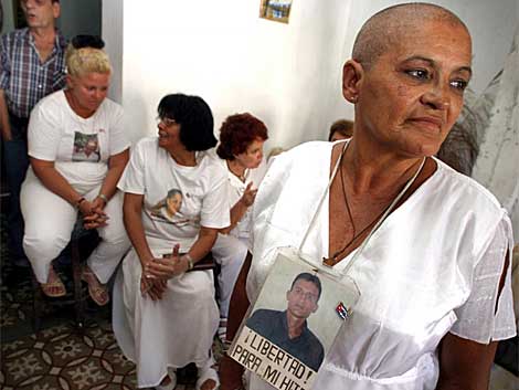 la madre de Arturo Suarez, uno de los 75 jvenes disidentes cubanos encarcelados por el rgimen de Castro. | elmundo.es