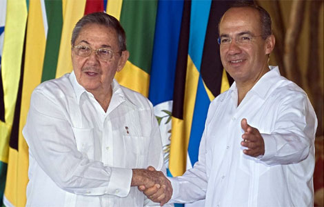 Raúl Castro (i) y el presidente Calderón (d) se saludan al comienzo de la cumbre. | Afp