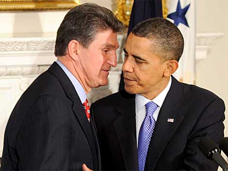 Obama saluda al gobernador de Virginia Occidental, Joe Manchin, | EFE