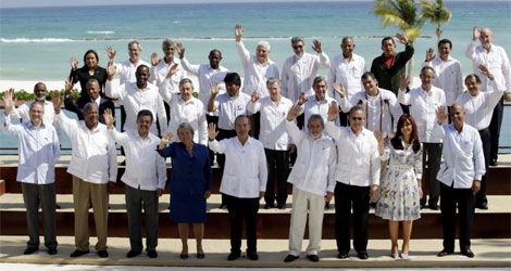 Los presidentes y ministros en la Cumbre del Grupo de Ro posan para la foto de familia. | Reuters