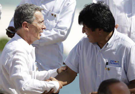 Evo Morales y lvaro Uribe se saludan en la cumbre en Mxico.| Reuters