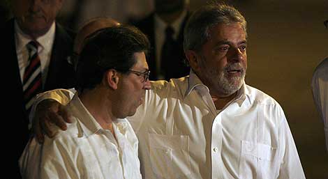 El ministro de exteriores cubano ha recibido a Lula a su llegada a La Habana. | Ap