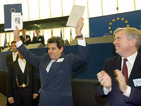 Oswaldo Pay (c) muestra el premio Sakharov del Parlamento Europeo en diciembre de 2002. | AP