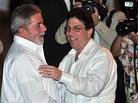 Lula da Silva es recibido en La Habana por el ministro cubano de Relaciones Exteriores. | Efe