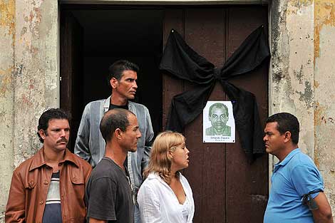 Opositores cubanos frente a la casa de Laura Polln, en La Habana. | Efe