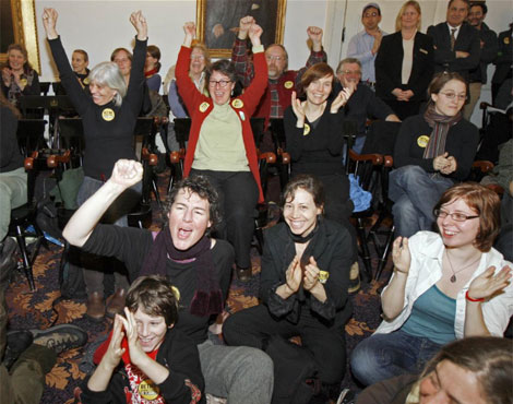 Activistas antinucleares celebran el fallo contra la plnta Vermont Yanquee.| AP