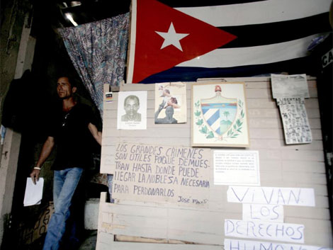 Un hombre sale de una vigilia por Zapata en La Habana. | Ap