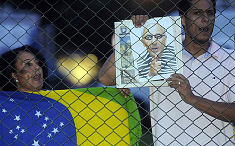 Un manifestante muestra una caricatura del ex gobernador Jos Roberto Arruda. | Efe