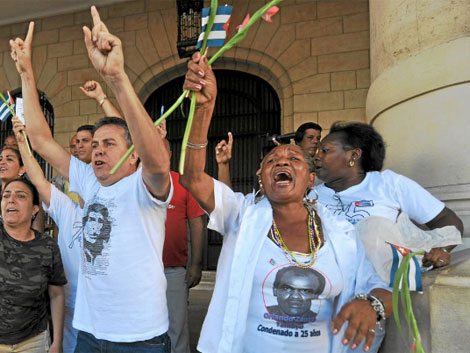 Reina Luisa (en primer plano) en una manifestacin por la libertad de los presos. | Archivo