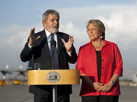 El presidente brasileo habla junto a su homloga chilena en el aeropuerto de Santiago | Efe