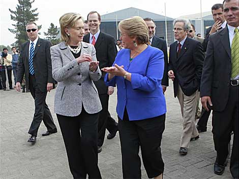 Bachelet (d) recibe a Clinton (i) en el aeropuerto de Santiago. | AFP