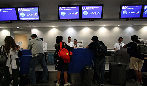 Pasajeros chilenos aguardan noticias en el aeropuerto de Cancn. | Efe