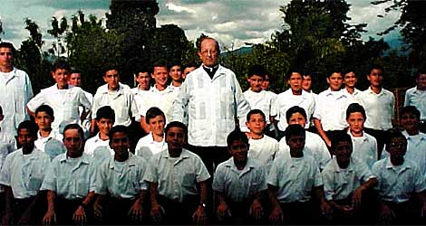 El fundador de los legionarios de Cristo rodeado de seminaristas. | elmundo.es