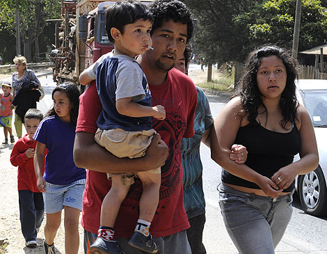 Habitantes de Concepcin huyen a pie de la ciudad tras la rplica. | AFP