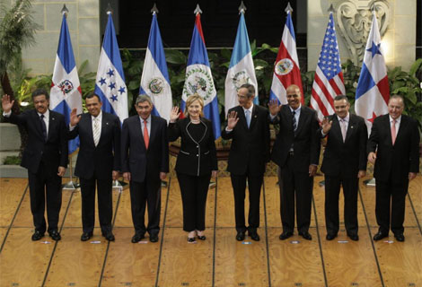 Hillary Clinton rodeada de los presidentes de Centroamrica y el Caribe. | Efe