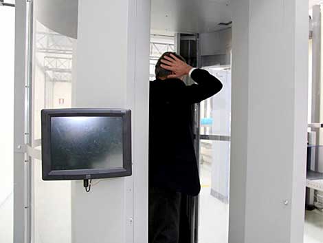 Un hombre prueba un escáner corporal como los que se instalarán en EEUU. | Efe