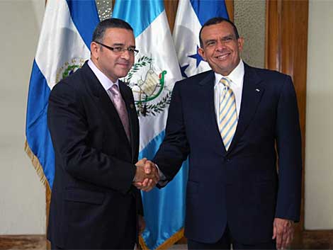 El presidente de El Salvador, Mauricio Funes, junto al de Honduras, Porfirio Lobo. | Efe