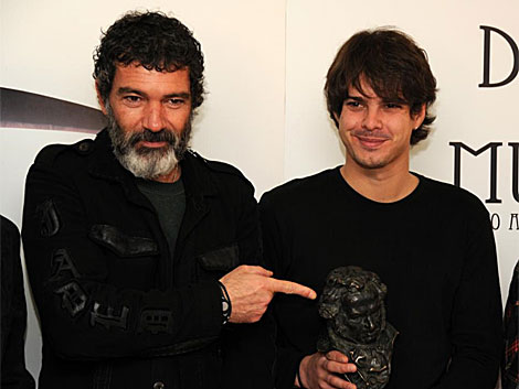 Banderas (i) junto al director Javier Recio, con un Goya.