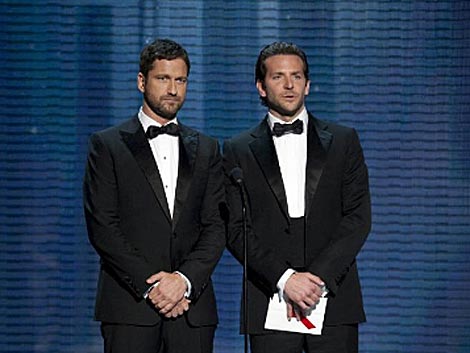 Gerard Butler (i) y Bradley Cooper en el momento en el que presentan una de las candidaturas. | Efe
