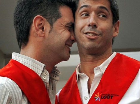 La primera pareja de gays en contraer matrimonio en Argentina. | AFP