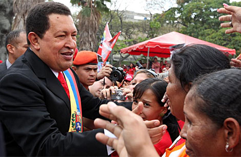 El presidente de Venezuela, Hugo Chvez, saluda al gento. | Efe