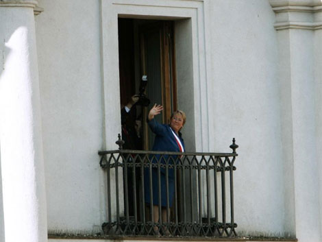 Bachelet despidindose en el Palacio de la Moneda. | Afp
