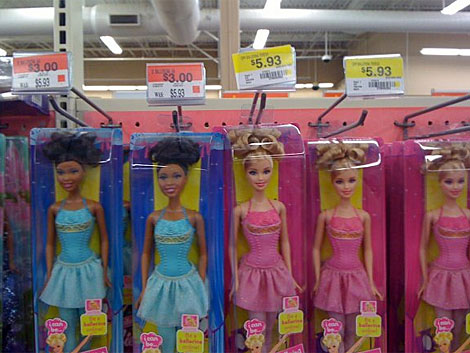 Las muecas negras y las blancas en una tienda Wal-Mart. | funnyjunk.com