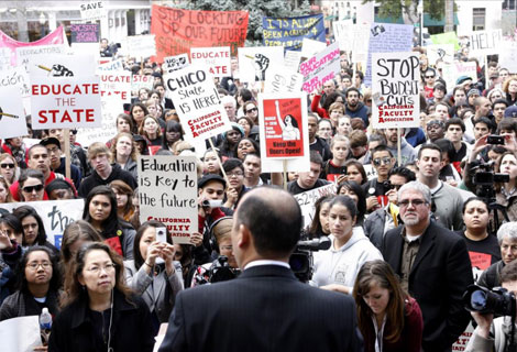 Protesta de estudiantes por los recortes presupuestarios en Sacramento, California. | Efe