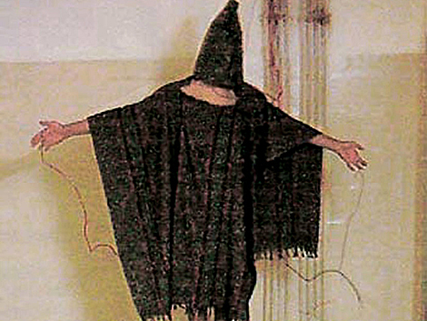 Un preso iraqu de Abu Ghraib torturado por los americanos.