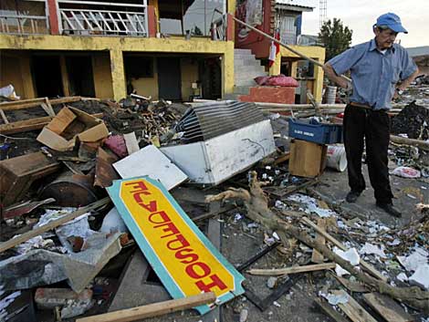 Un hombre observa los escombros de su hostería en la región del Maule. | Efe