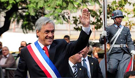 El presidente Sebastin Piera saluda al salir del palacio de la moneda. | AFP