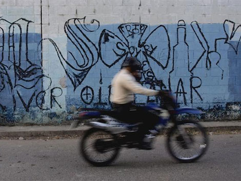 Este mural de la Mara Salvatrucha sugiere a la comunidad que se limite a oír, ver y callar. | R. Valencia