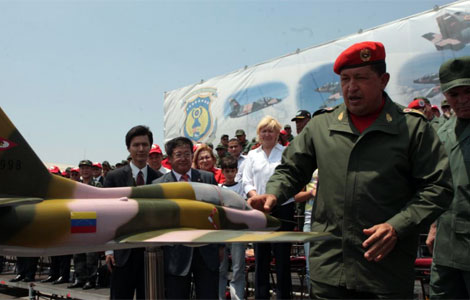 Hugo Chvez muestra los aviones que ha comprado a China.| Efe