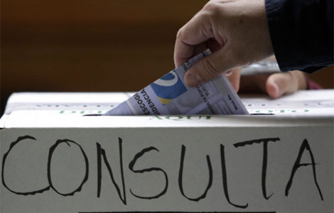 Un colombiano deposita su voto en Bogot para las legislativas. | Reuters