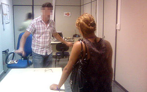 El turista espaol y la menor discuten en el aeropuerto. | Elias Rezende - iBahia.com