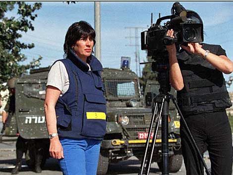 Cristian Amanpour reportando desde Oriente Prximo en el 2000. | ELMUNDO.es