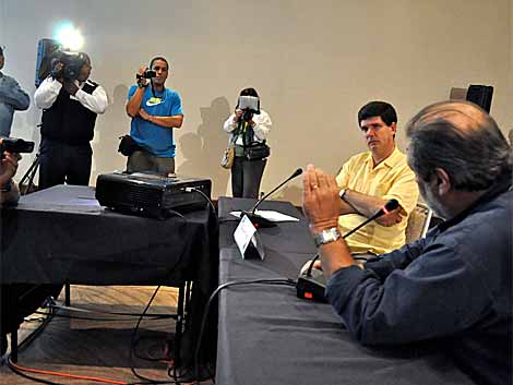 El director de la SIP, Danillo Arbilla (d) debate con Osvaldo Rivero, de vila TV (c). | Rui Ferreira