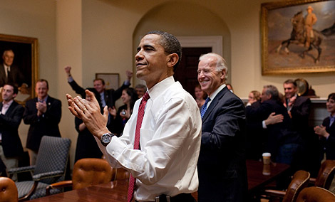 Obama y Biden aplauden tras votarse la reforma sanitaria. | Casa Blanca